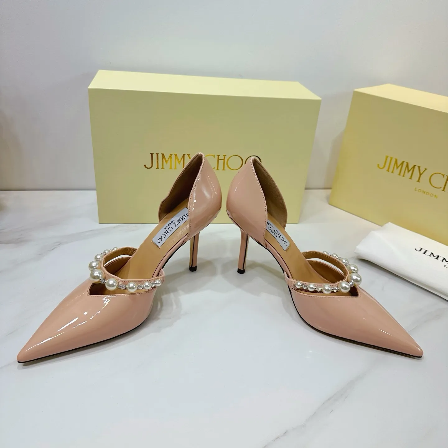 👟👟Ex-factory price 620👟👟 JIMMY CHOO (Jimmy CHOO) 💝💝💝 is a very comprehensive noble fashion lifestyle brand, with a series of women's high-heeled, medium-heeled, flat-heeled sandals with the same straps from major fashion bloggers and celebrities in Hong Kong and the United States.  The Australian pointed toe, round toe and square toe series are simply beautiful. Fall in love with elegance and playful sense of the future. Just by looking at them, you want to own them immediately, but you can really think about a pair of exquisite high heels~~~~~~~~~~~~~~~~~ 💝This series is specially designed for extraordinary and indifferent ladies, thus creating a unique overall effect, Jimmy Choo Design products that inspire women to move forward and show their charm💝💝💝 1⃣️Material: Imported patent leather 2⃣️Inner: Imported Italian lambskin, super soft and delicate 3⃣️Outsole: Imported Italian original original color genuine leather outsole Heel height 8.5 4⃣️Code number: 35 to 39 (34.40.41.42. Customized)